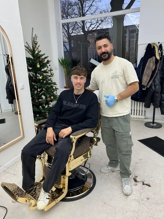 Kunde mit frischem Haarschnitt neben seinem Barber bei Bro's Barber in Kiel