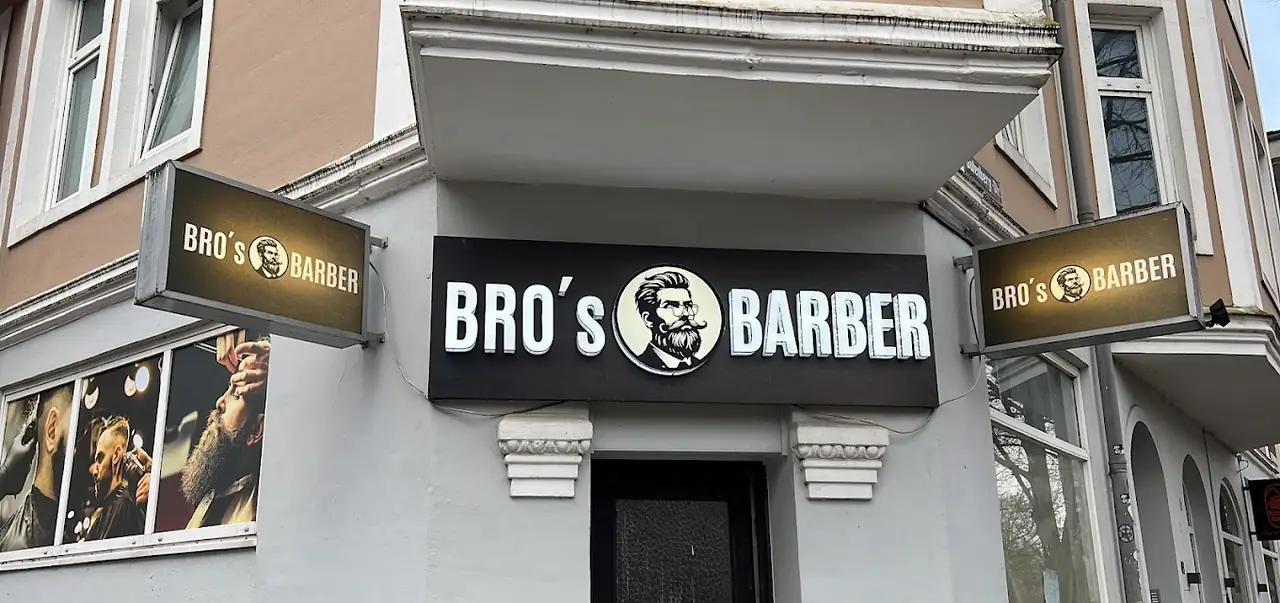 Außenansicht von Bro's Barber mit Leuchtreklame in der Gutenbergstraße 46 in Kiel