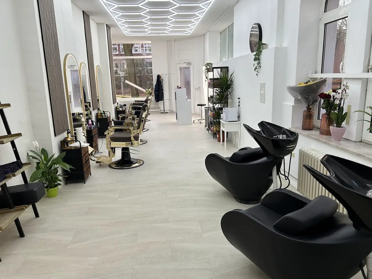 Waschplätze und Barber-Stühle im Salon von Bro's Barber in Kiel