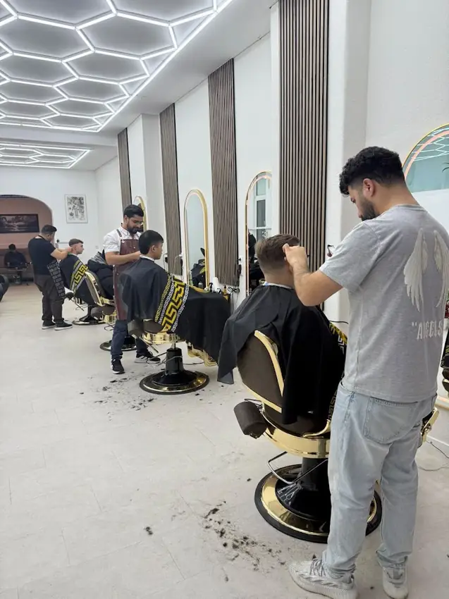 Barber von Bro's Barber schneiden Kunden die Haare im Salon in Kiel