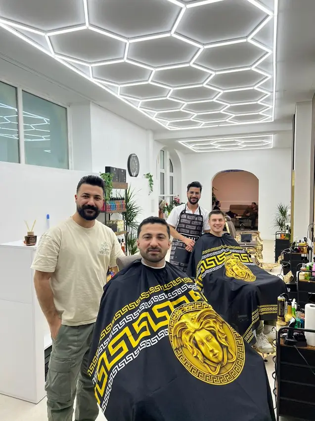 Team und Kunden im Salon von Bro's Barber in der Gutenbergstraße in Kiel