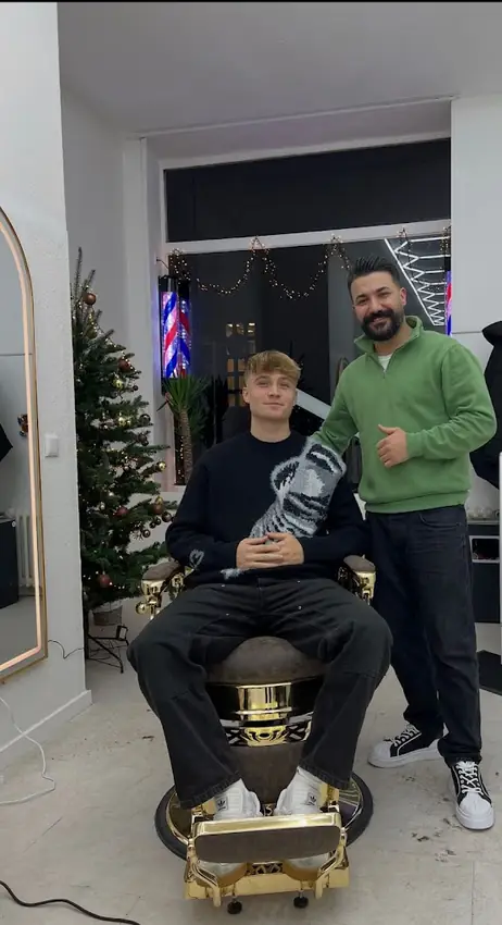 Barber und zufriedener Kunde nach dem frischen Haarschnitt bei Bro's Barber Kiel